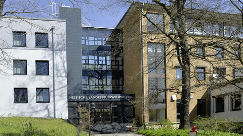 Eingang zum Verwaltungsgebäude D3 und Unterkunftsgebäude D4 Eingang zum Verwaltungsgebäude D3 und Unterkunftsgebäude D4