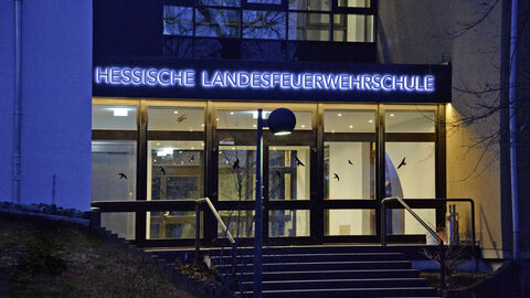 Beleuchteter Eingang zum Verwaltungsgebäude D3 Beleuchteter Eingang zum Verwaltungsgebäude D3