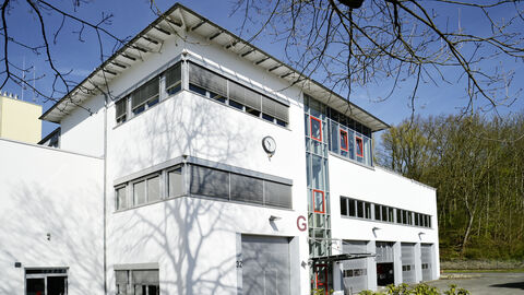 Gebäude G mit Fahrzeughallen, Werkstätten, Lehrsälen, Fitnessraum und Übungshalle Gebäude G mit Fahrzeughallen, Werkstätten, Lehrsälen, Fitnessraum und Übungshalle