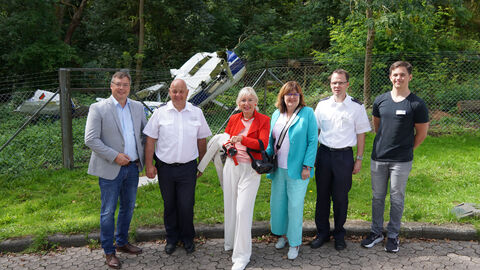 Von links: Hans Christian Göttlicher (MdL), Erwin Baumann (Direktor der Schule), Prof. Dr. Kristina Sinemus, Esther Kalveram (MdL), Dr. Heiko Neumeier (HLFS, Leiter Stabstelle 4 – Digitales Lernen) und Pascal Witzel (HLFS, Stabstelle 4).
